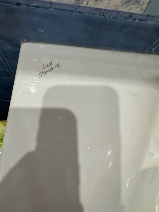 Мивка за баня с шкафче и тоалетна чиния .