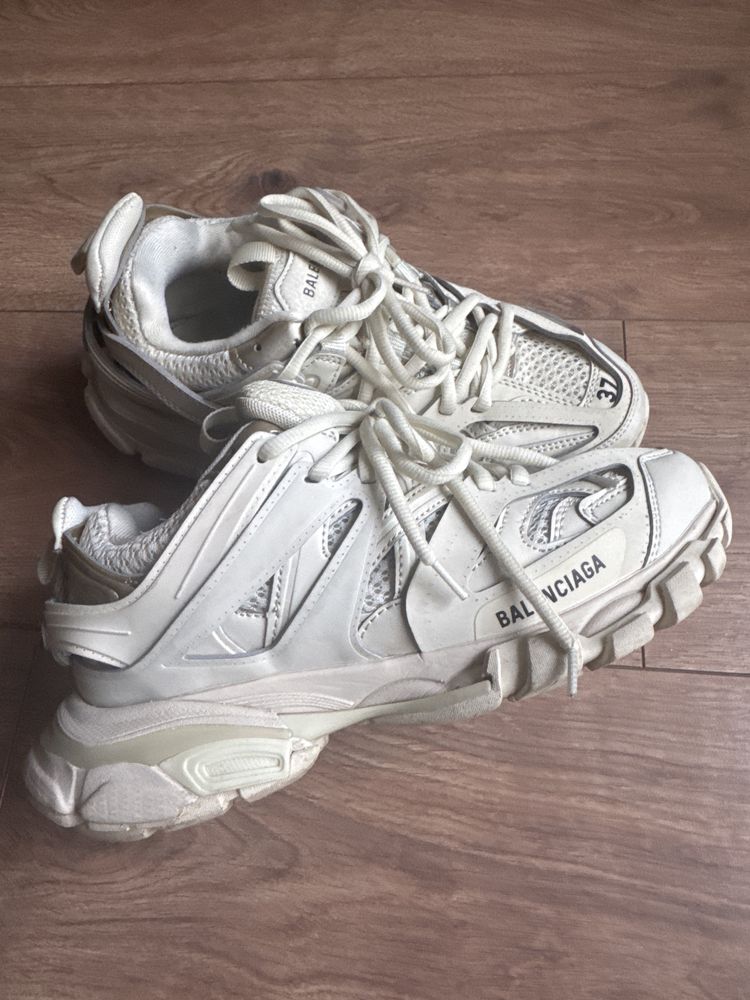 ‘Balenciaga Track’
