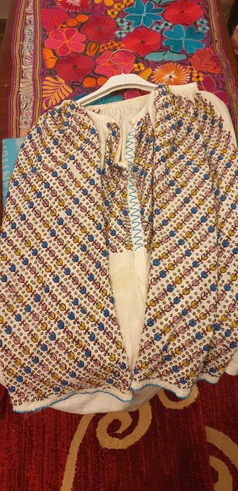 Ie tradițională brodata cu mărgele si paiete, model deosebit