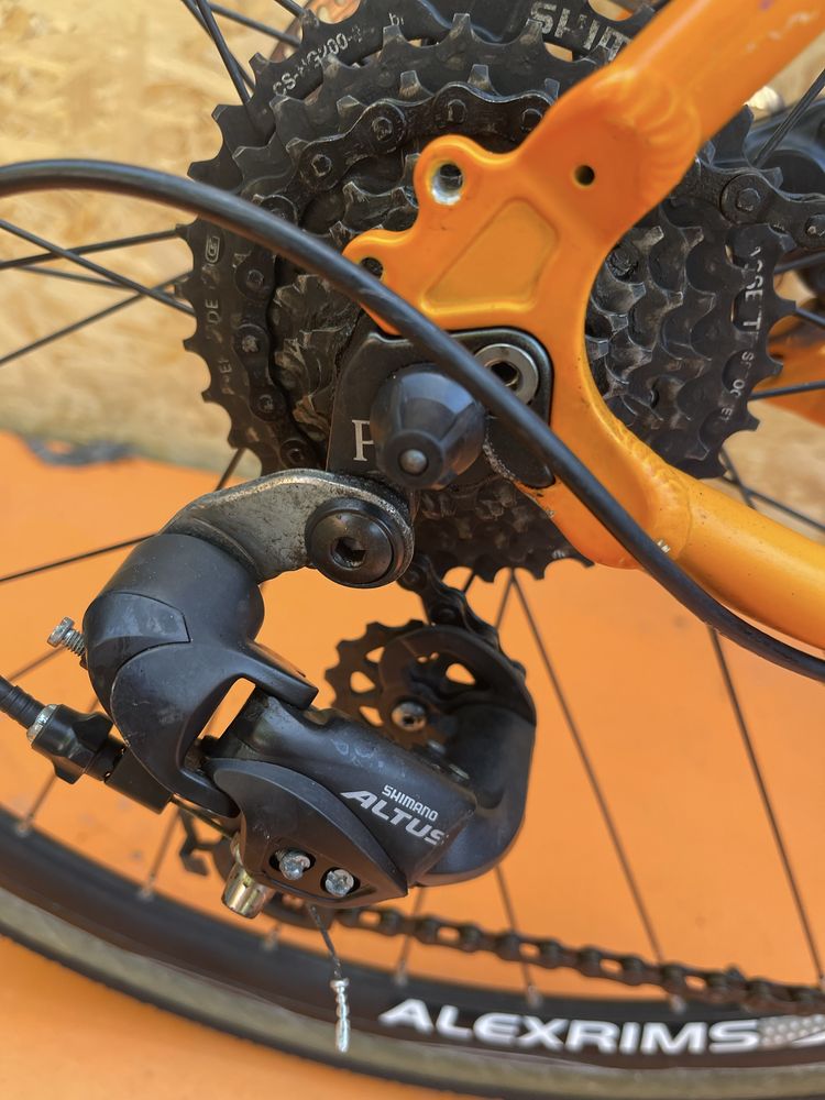 Bicicleta pinnacle frane pe disc hidraulice roti 28”
