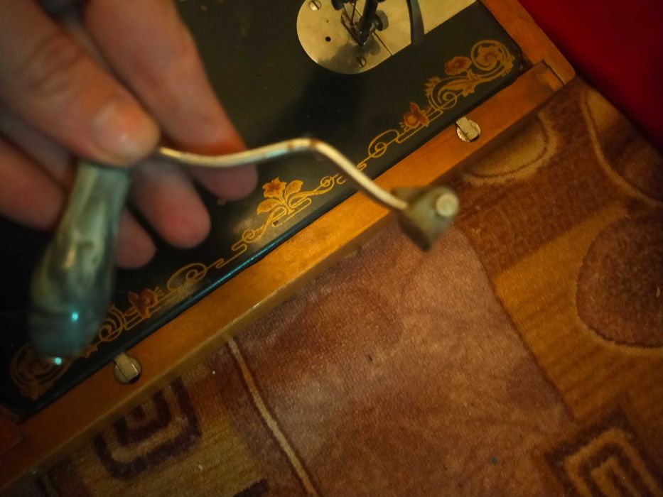 Продам советскую швейную машину