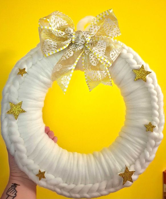 Ръчно изработен пухкав коледен венец със златни акценти