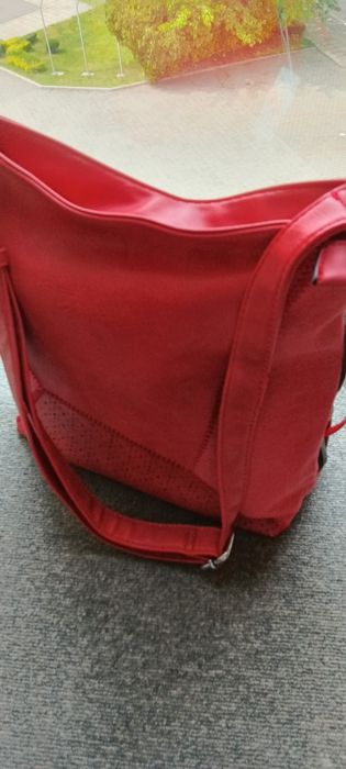 Дамска чанта от висококачествена  кожа в червен цвят.Декоративен пискю