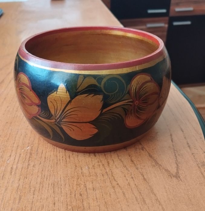 Продавам стара руска дървена паница хохлома