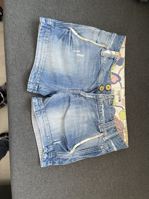 Pantaloni scurti Zara