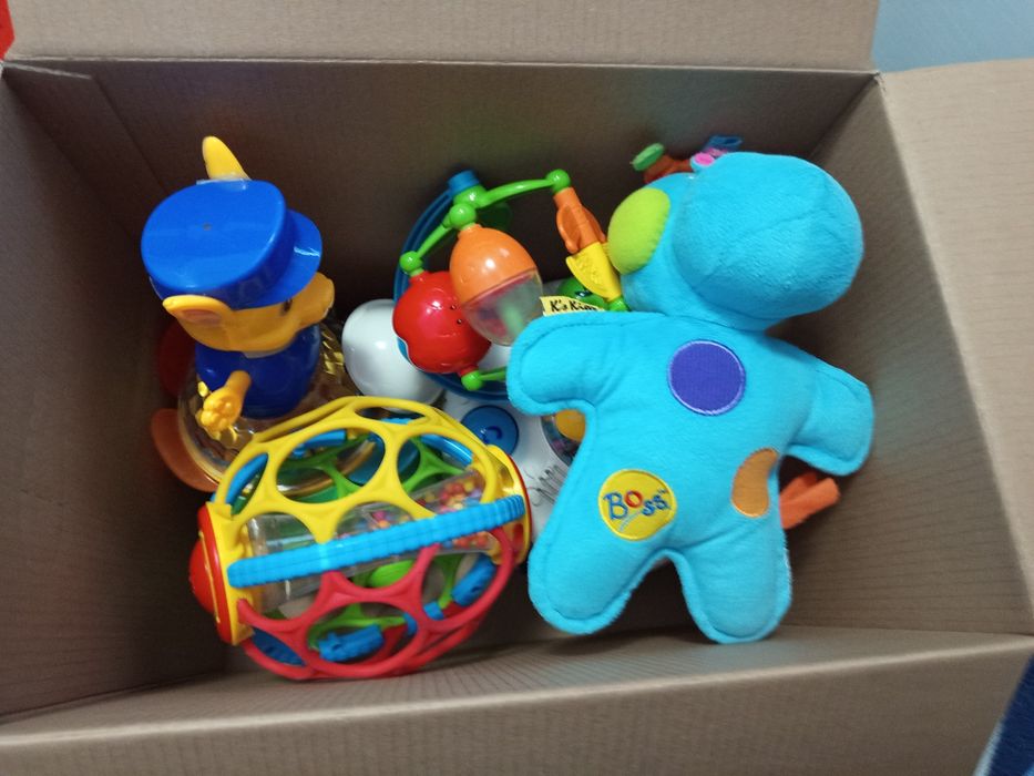 Цял кашон с бебешки играчки