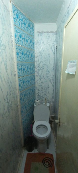 Узимни кварам сотилади 2 хона 2 этаж 2 та балкон бозор макрони тугриси