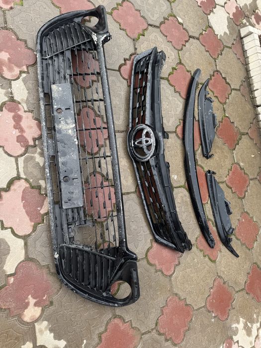 Продам на камри 55 перед сабля ресничка накладка бампер решетка эмблем