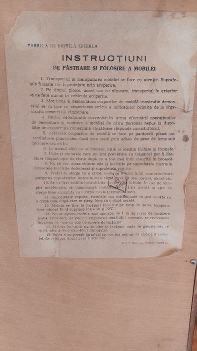 Vitrina mobila din lemn