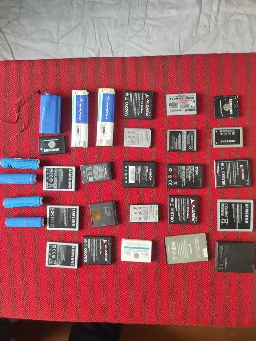 Acumulatori, baterii reîncărcabile, diferite modele, diferite tensiuni
