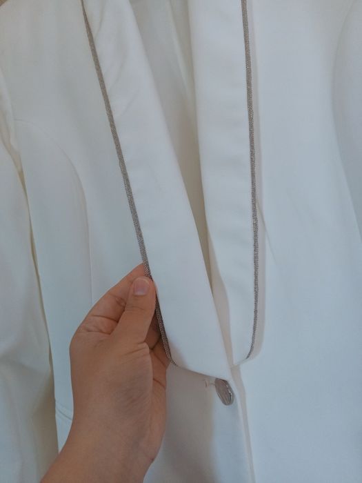 Oq 44 razmerli ayollar kostyumi — bayram, to‘y, tantanalar uchun id