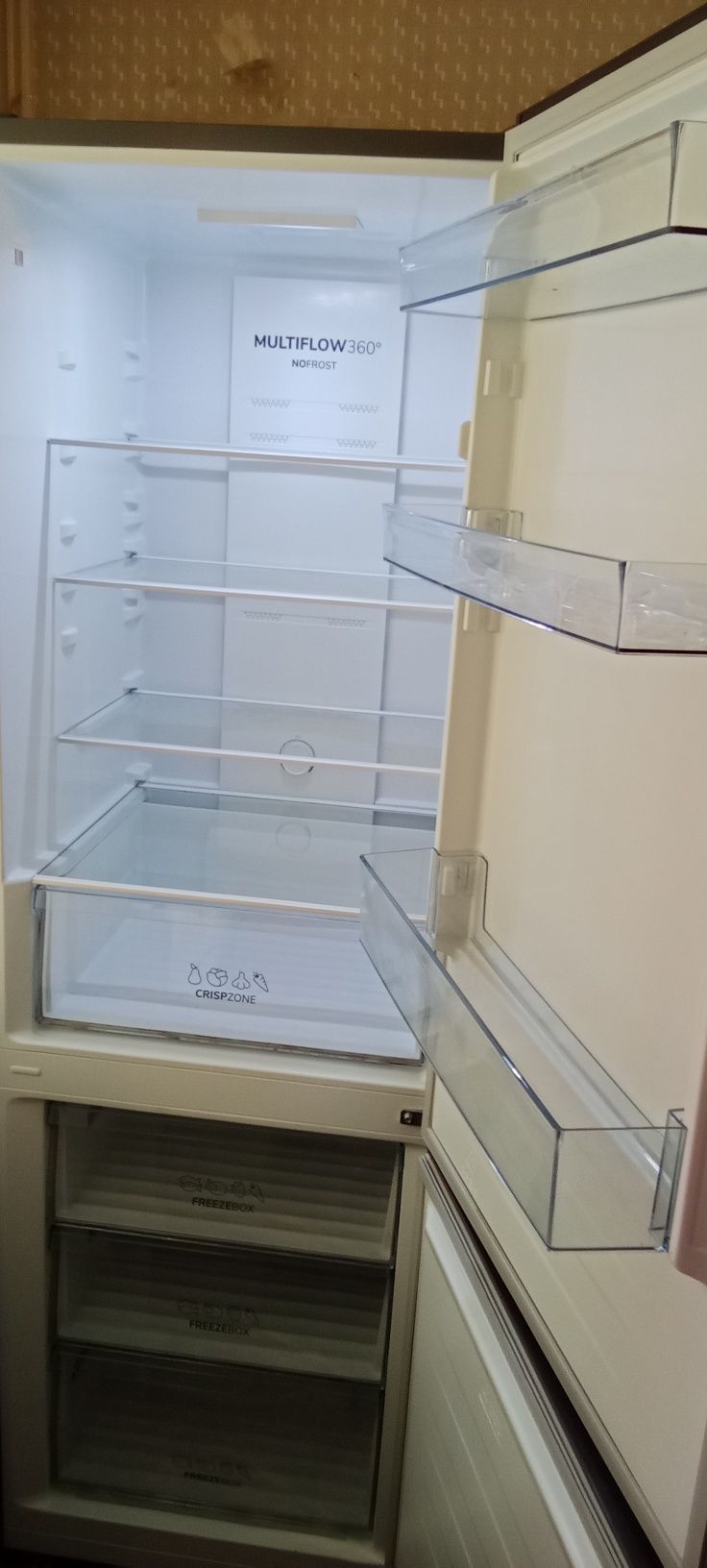 Холодильник 2-х камерный в новом состоянии