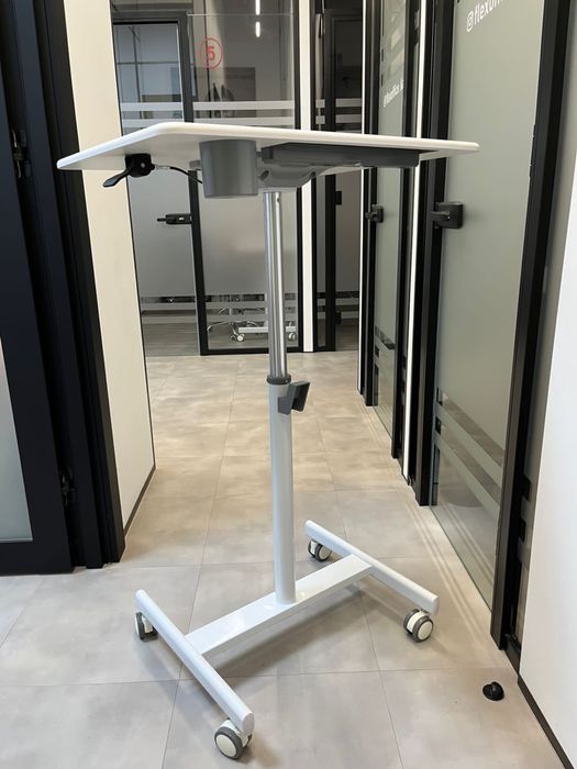 Компьютерный стол для ноутбука