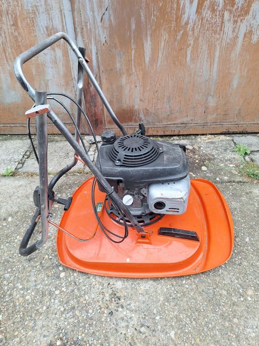 Vând mașină de tuns iarbă
