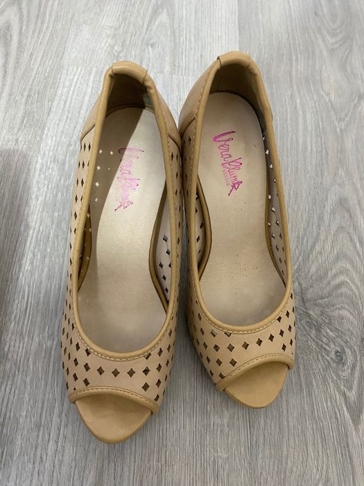 Pantofi decupati in fata