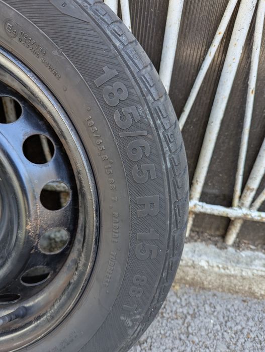Vând roți complete de vara 185/65/15 Logan