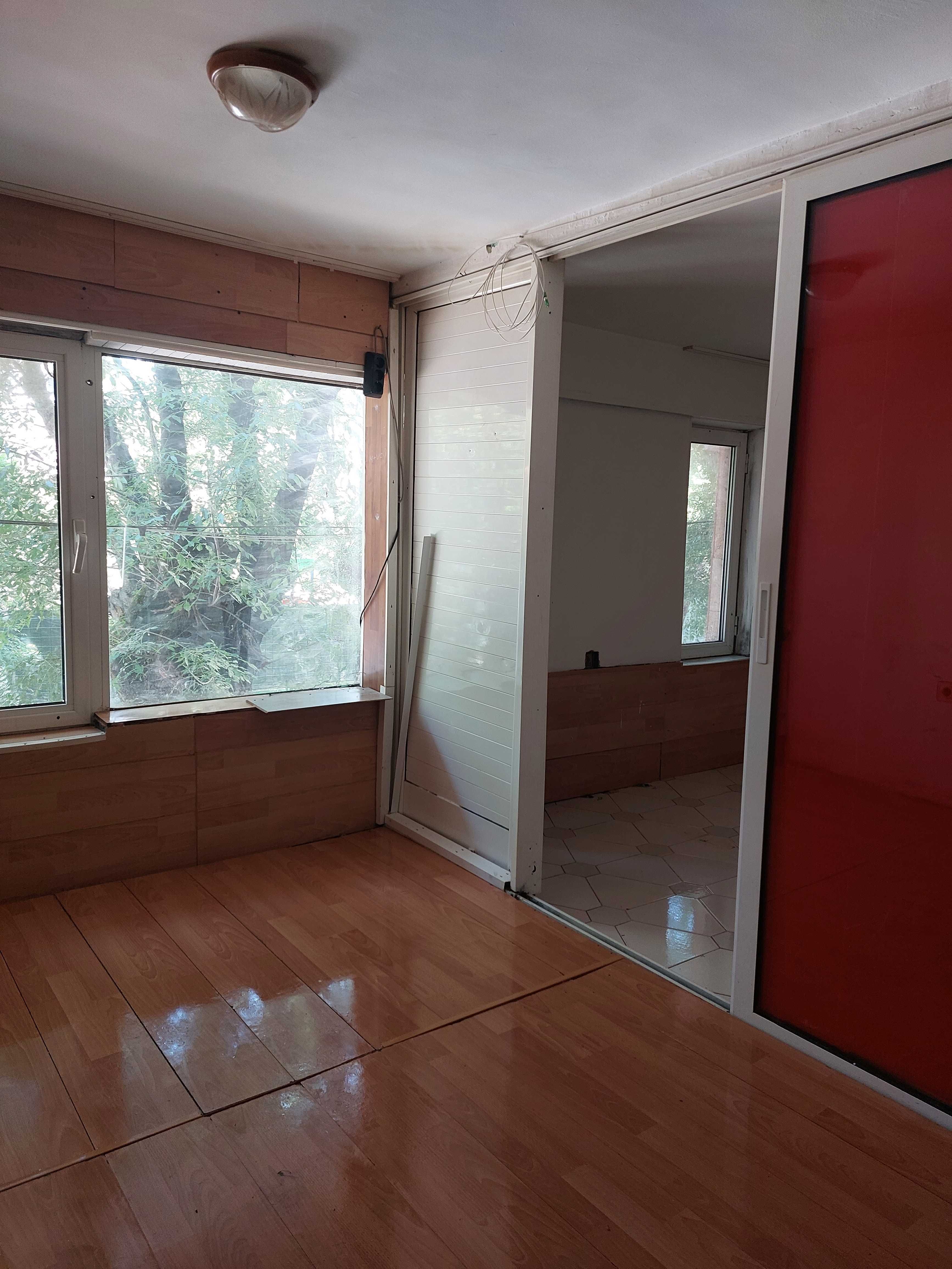 Продавам недвижим имот в кв. Банишора. Етаж първи, над гаражи.