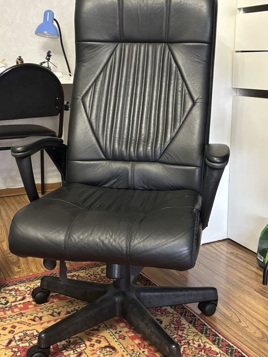 Коженое кресло офисное.