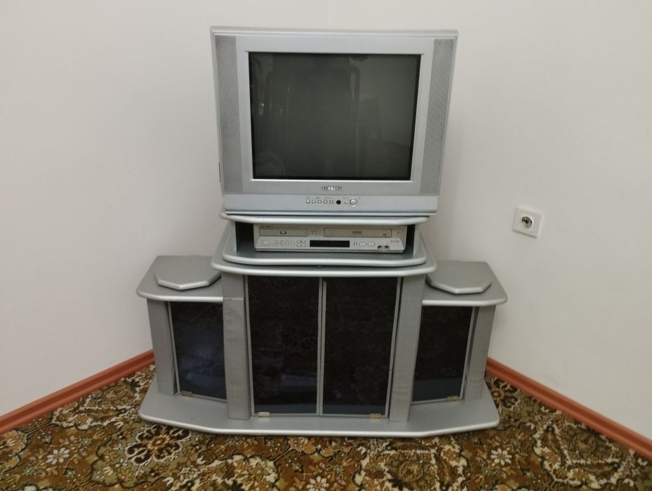 Продается музыкальный центр, телевизор, двд и косета, подставка