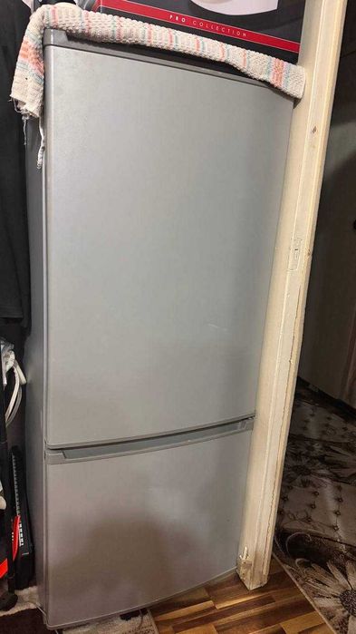 Двухкамерный холодильник с нижней морозильной камерой