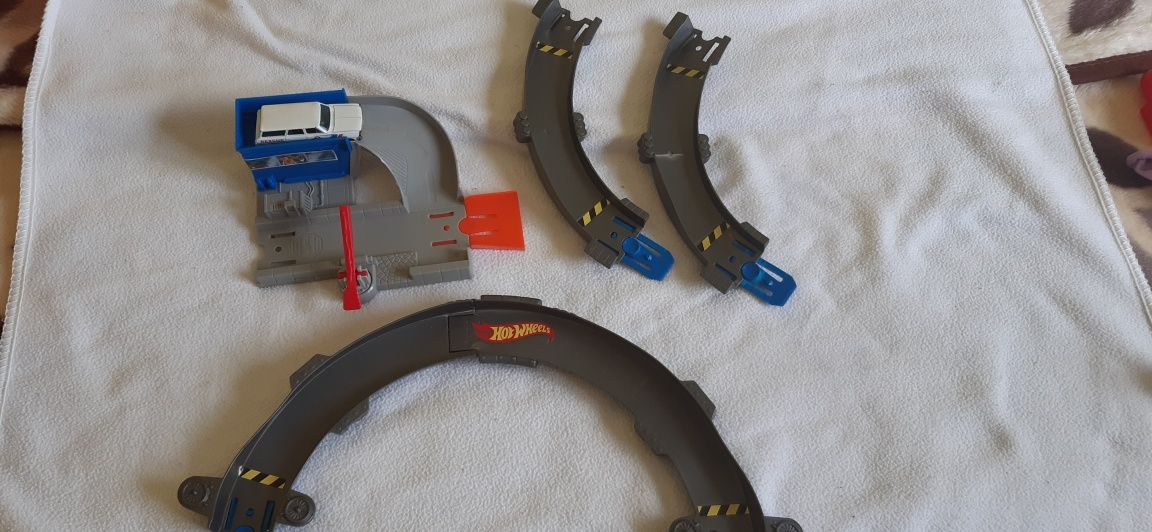 Set mașinuțe si piste Hot wheels