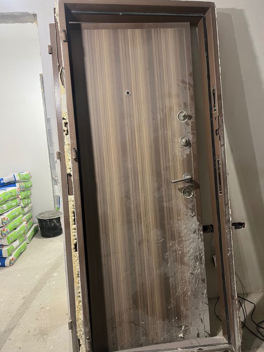 Usa intrare apartament