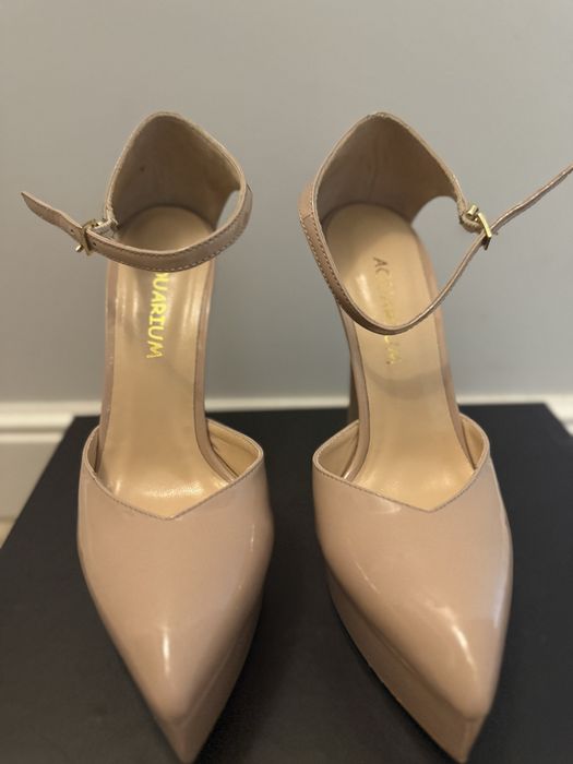 Елегантни обувки от естествен лак на висок ток и платформа.