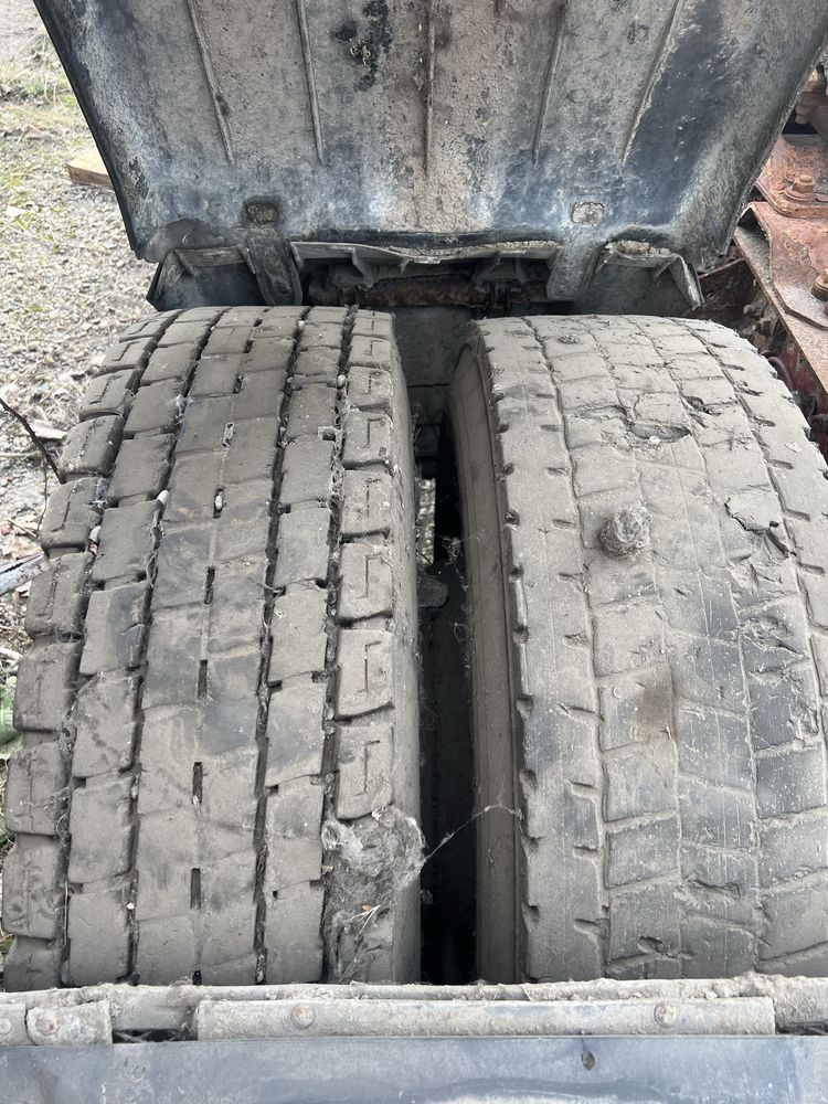 Vând cauciucuri cu janta 295/80R22,5