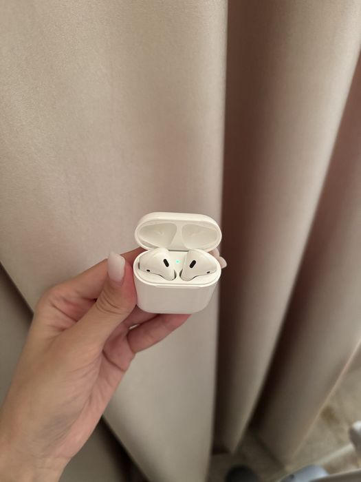 AirPods 2 оригинал, с двумя чехлами в подарок