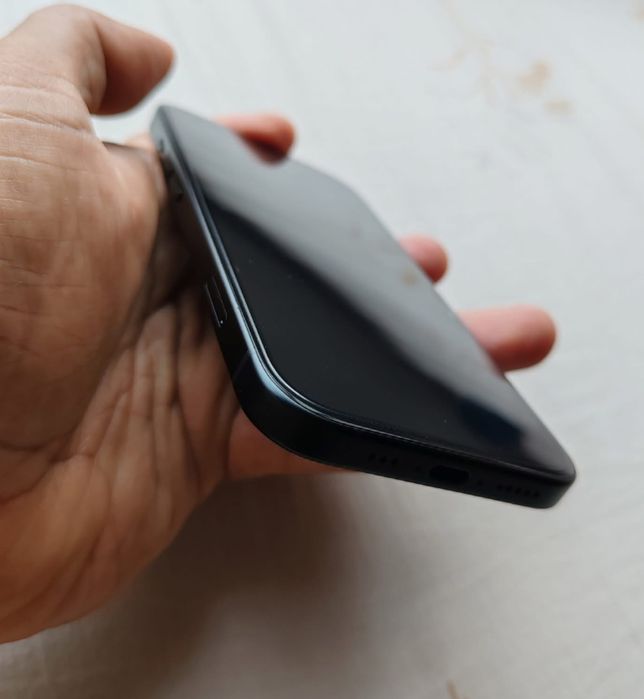 iPhone 15 ca NOU cu viata Bateriei 98%