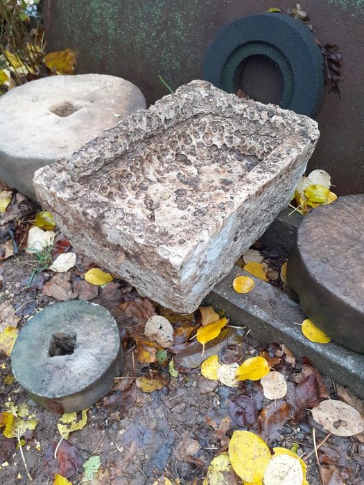 Каменни корита и каменни точила от дялан камък.