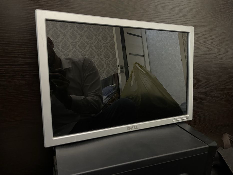 Dell monitor glansviy ekran