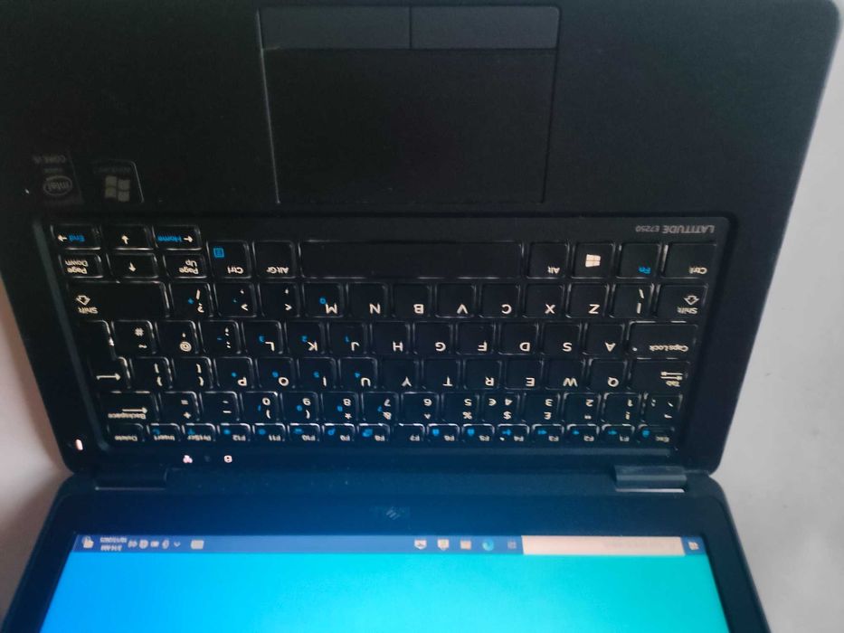 Лаптоп dell latitude e7250 i5/ssd/4 гб здрава батерия