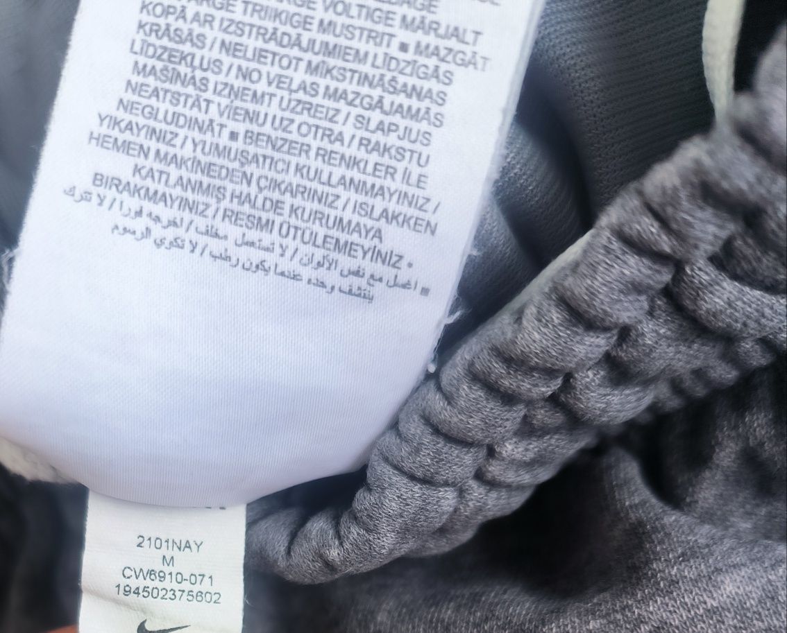 Nike къси панталони M размер