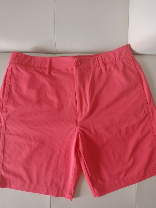 Vând bermude barbatesti Under Armour, produs de calitate.