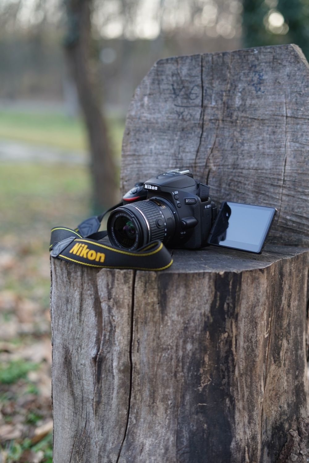 Nikon d5600 + obiectiv 18-55mm ca nou