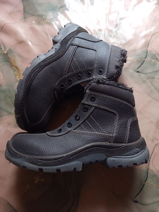 Продаются зимние рабочие ботинки
