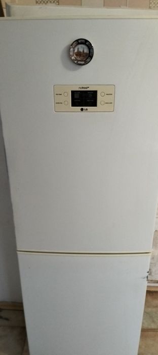 Холодильник,газплита.