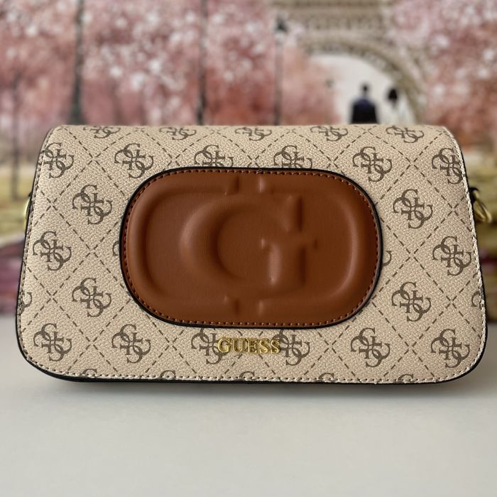 **НОВИ** Чанти Guess в 3 различни цвята с регулируеми дръжки