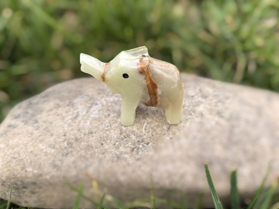 Слонче от мраморен оникс