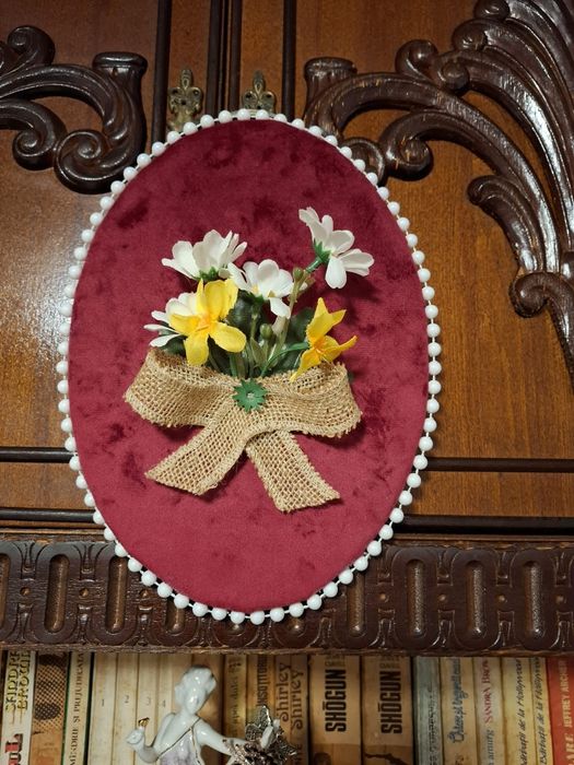 Decoratiune cu flori pe catifea