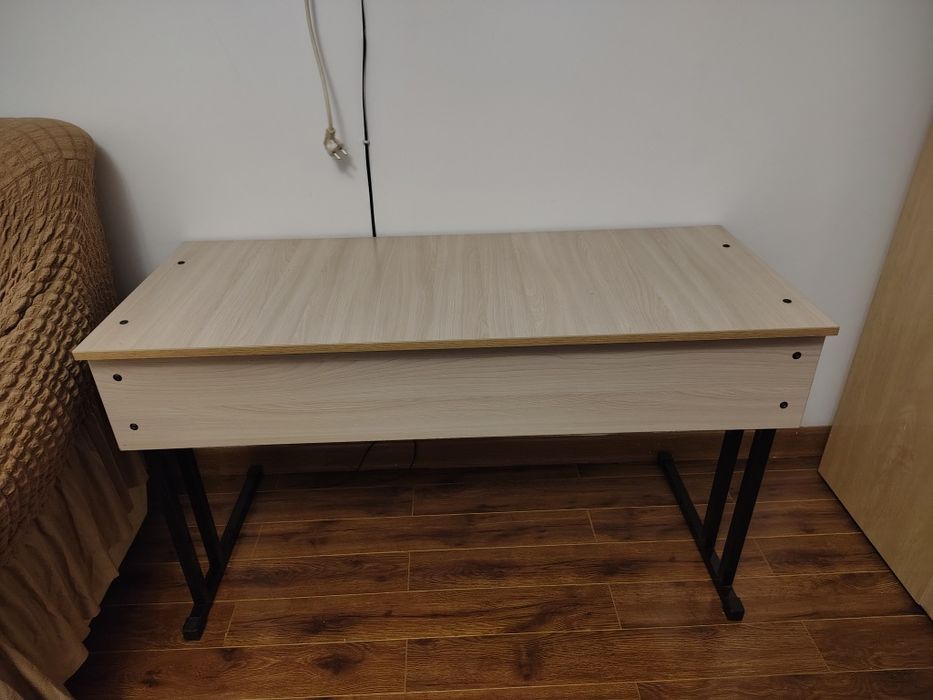 Продам парту (столик)