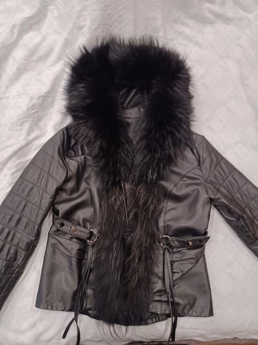 Продавам кожено яке с яка от лисица
