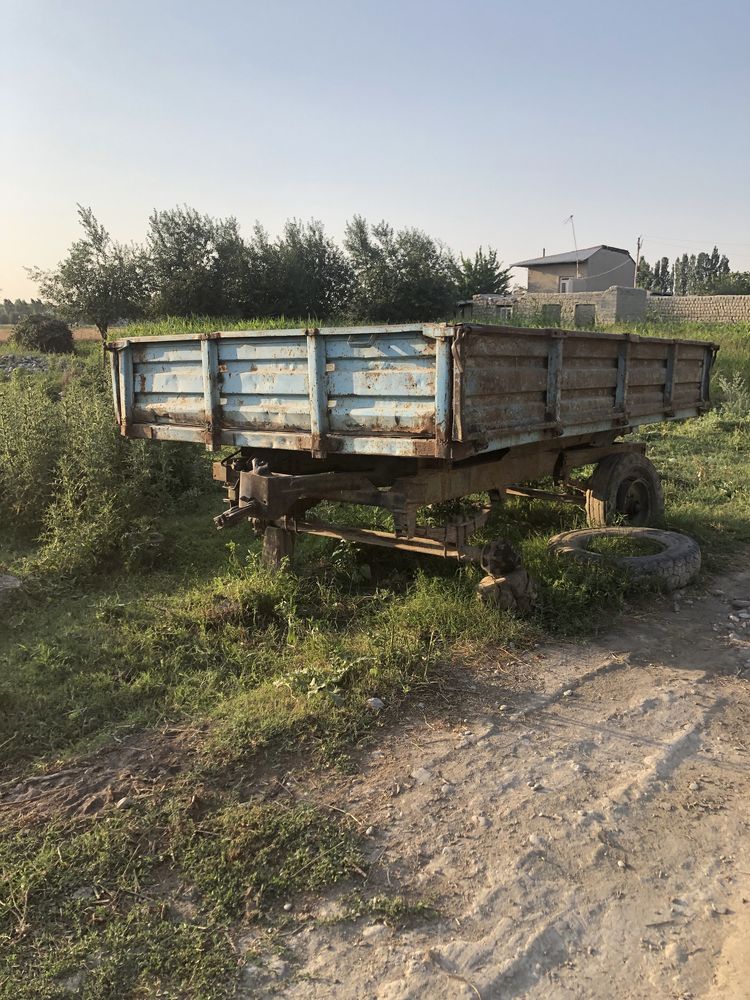 Traktor sotiladi.