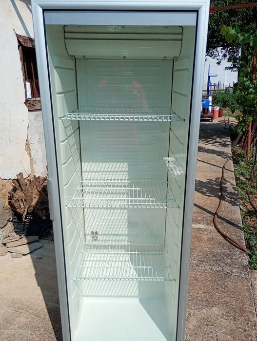 Продавам два броя хладилни витрини и фризери