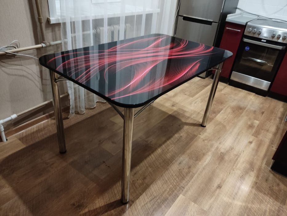 Продам стеклянный стол и три стула. Новый