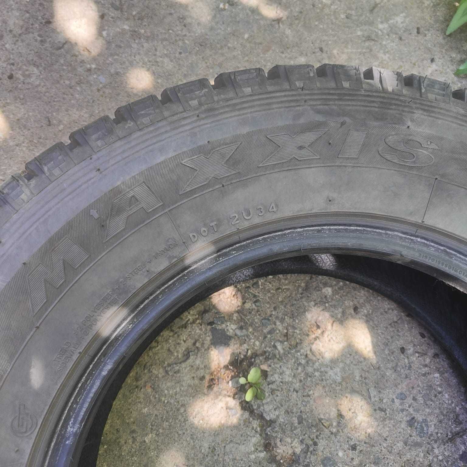 Продам БУ зимнюю резину 4 шт MAXXIS 215/70 R15. Одинаковый протектор!