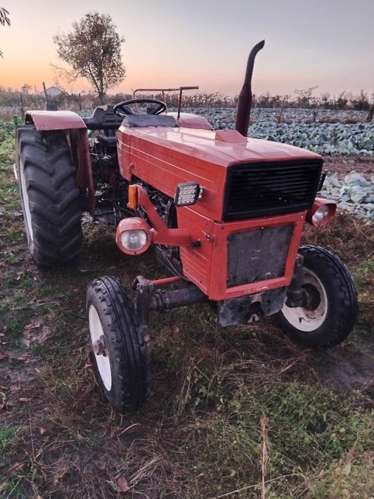Vând tractor universal 550