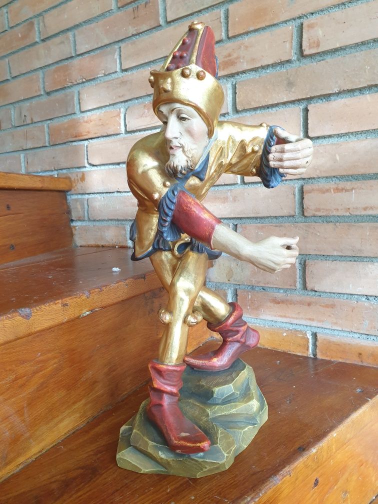 Statueta sculptată în lemn