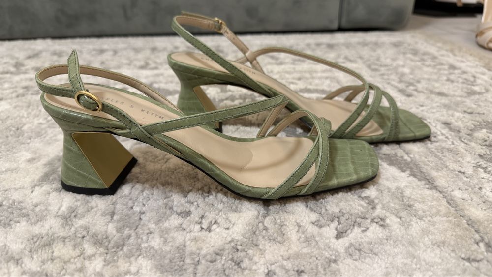 Sandale cu toc Charles & Keith marimea 37
